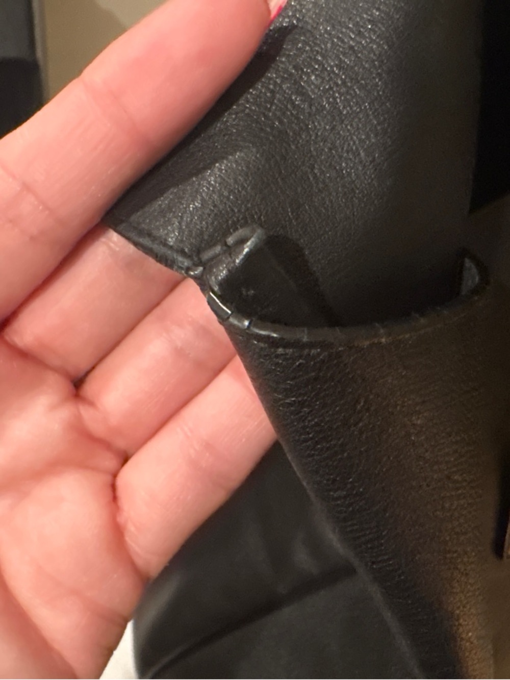 Saint Laurent LE 5 À 7 SUPPLE LARGE IN GRAINED LEATHER
BLACK - Picture 6 of 12